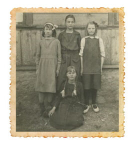 Metsküla kooli õpilased 1919: Vasakult Elly Voldof, Marie Bandis, Lydia Aru, Linda Vabi